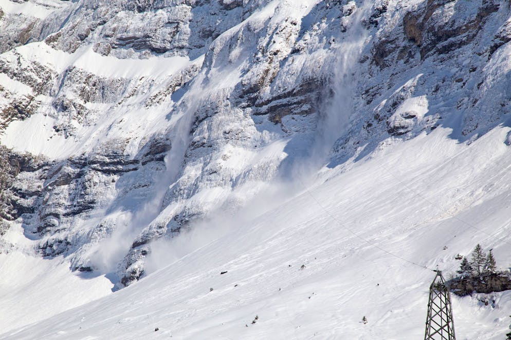 La neige fraîche abondante et la neige soufflée des derniers jours reposent sur une surface de neige ancienne défavorable en altitude. Des avalanches peuvent parfois être déclenchées dans les couches profondes du manteau neigeux et atteindre une grande taille. (Image d'illustration)
