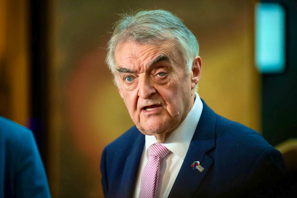 Investigators: shot at armed twelve-year-old in stairwell - Gallery. Interior Minister Reul now wants to seek an exchange with deaf associations.