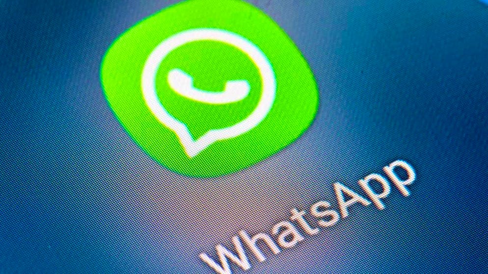 ARCHIVE - The Whatsapp app icon can be seen on the screen of a smartphone. Photo: Fabian Sommer/dpa