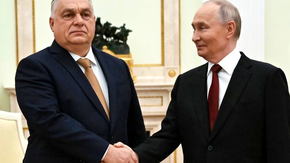 Stretta di mano oggi a Mosca tra il presidente russo Vladimir Putin (a destra) e il premier ungherese Viktor Orban