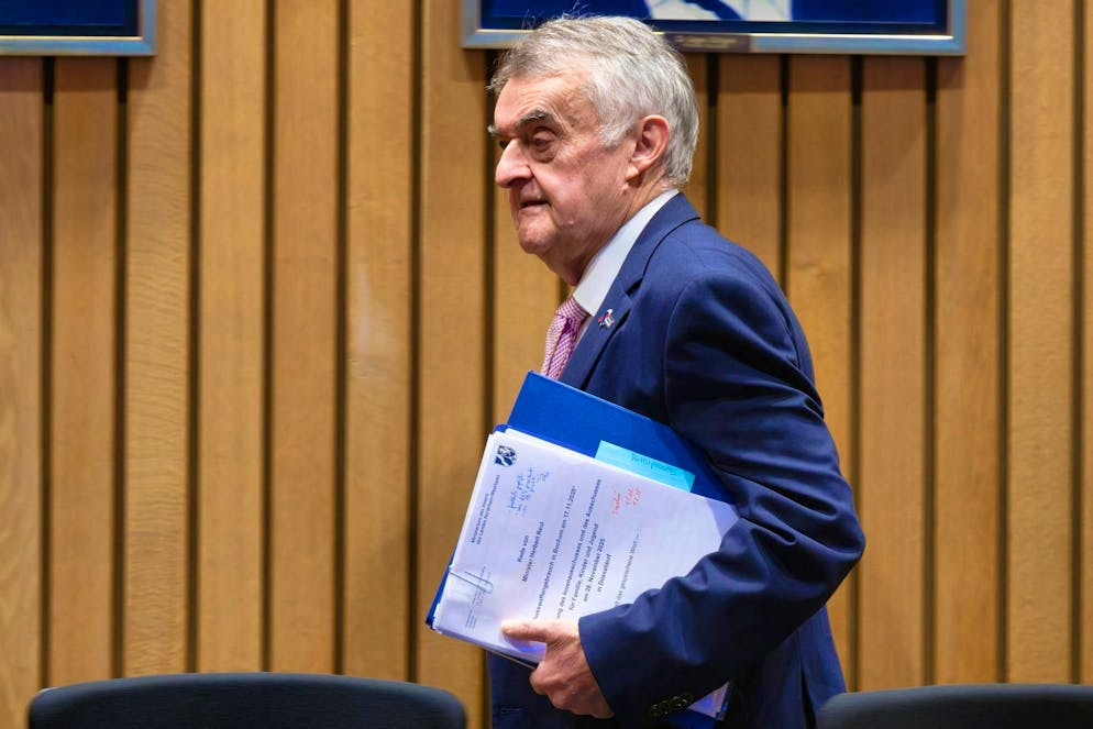 Investigators: shot at armed twelve-year-old in stairwell - Gallery. NRW Interior Minister Herbert Reul commented on the incident in Bochum in which a twelve-year-old girl was shot.