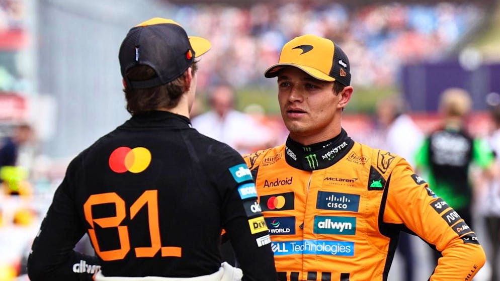 Die beiden McLaren-Fahrer Lando Norris (rechts) und Oscar Piastri im Austausch