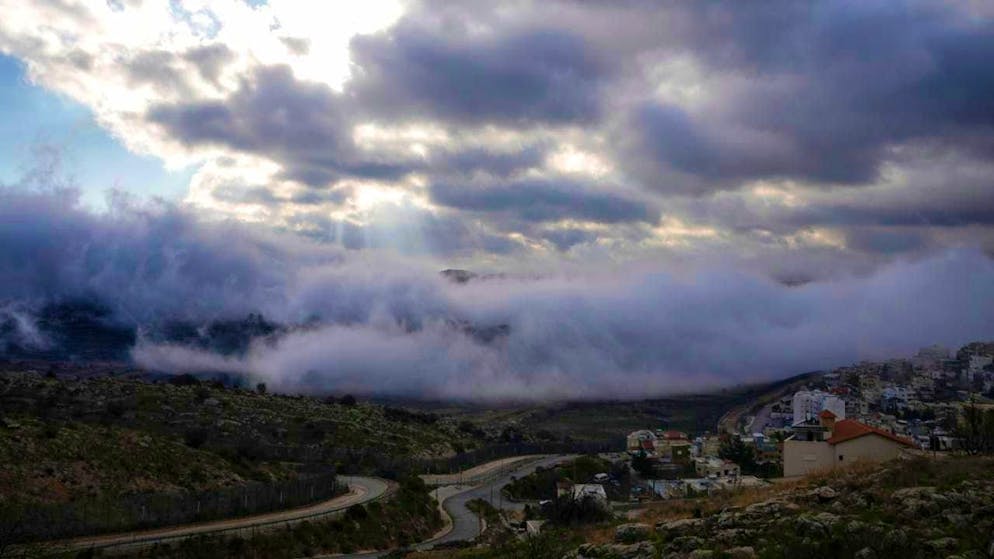 ARCHIVE - Fog covers the area in the buffer zone near the so-called Alpha Line, which separates the Israeli-controlled Golan Heights from Syria. (to dpa: "Dead and injured in Israeli operation in Syria") Photo: Matias Delacroix/AP/dpa