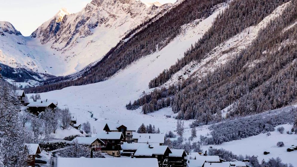 Lötschental ist nach Bergsturz bereit für Wintertouristen - Gallery. Der Bergsturz vom 28. Mai hatte in Blatten drei Hotels mit insgesamt rund 100 Betten zerstört. Für die bevorstehende Wintersaison wurde nun ein temporäres Hotel gebaut.