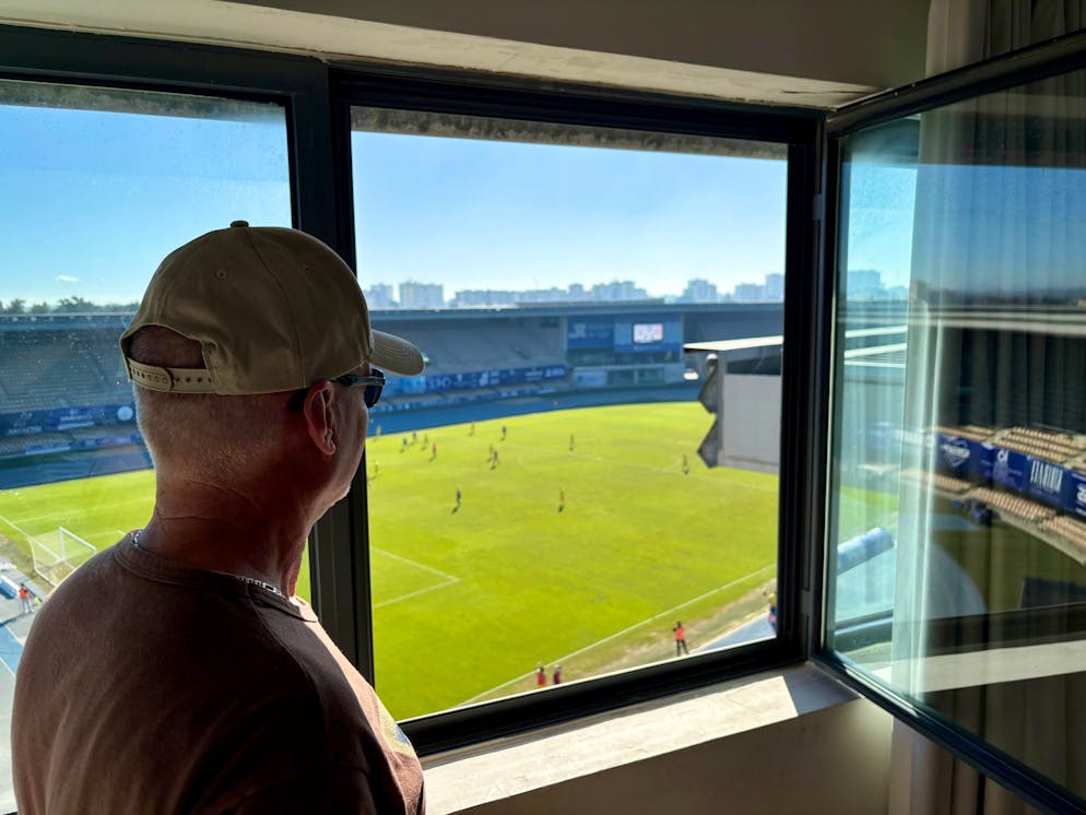 bluewin.ch - National team fan Markus can cheer on W&auml;lti, Schertenleib & Co. from his hotel room