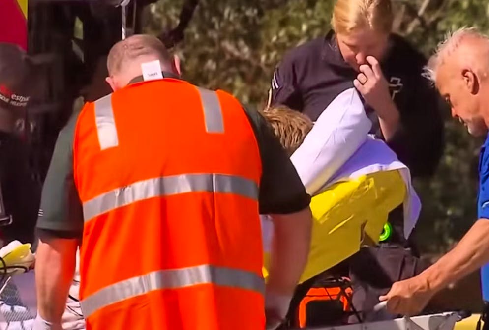 Der verletzte Schweizer wird abtransportiert.