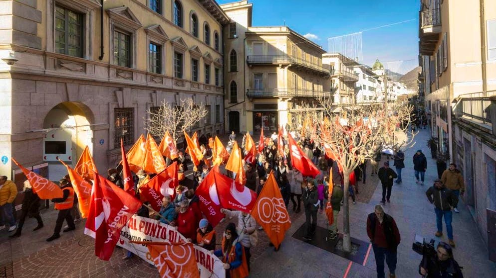 500 people demonstrate in Ticino against austerity measures - Gallery. Around 500 people took to the streets in Bellinzona on Saturday to demand good working conditions and respect for employees.