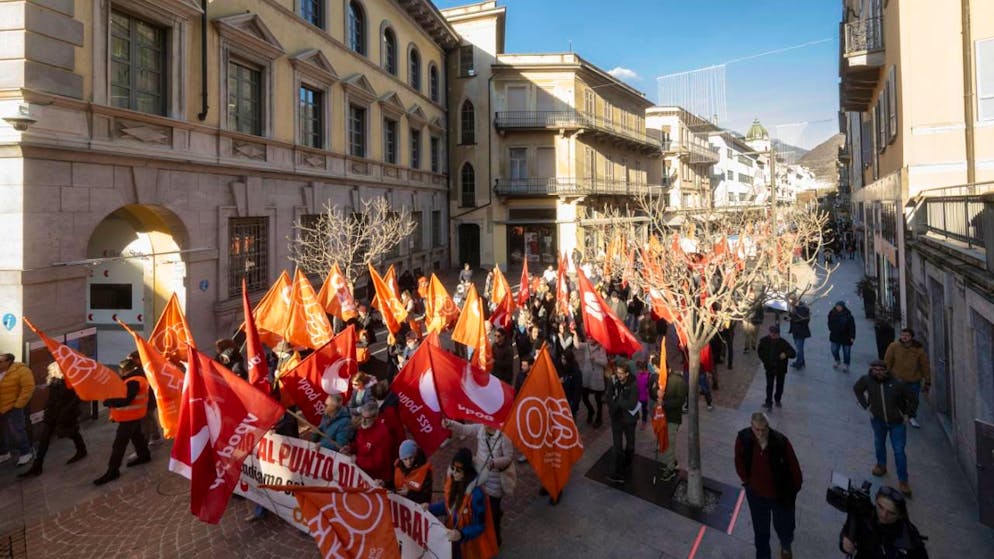 500 Personen demonstrieren im Tessin gegen Sparmassnahmen - Gallery. Rund 500 Personen sind am Samstag in Bellinzona für gute Arbeitsbedingungen und Respekt gegenüber den Arbeitnehmenden auf die Strasse gegangen.