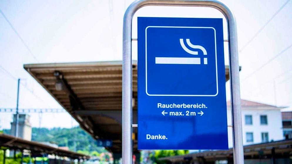 SBB will not tighten the screw on smoking for the time being - Gallery. Today, smoking is still permitted in certain areas on the platform. SBB does not want to change this for the time being - even if there are occasional complaints from non-smokers. (archive picture)