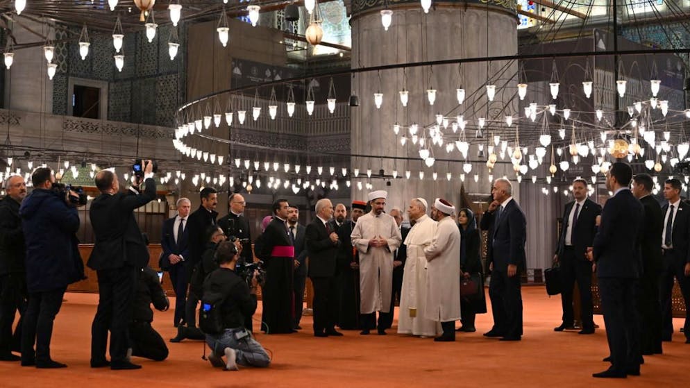 Papa Leone XIV visita la Moschea Blu di Istanbul nel suo primo viaggio apostolico fuori dall'Italia.