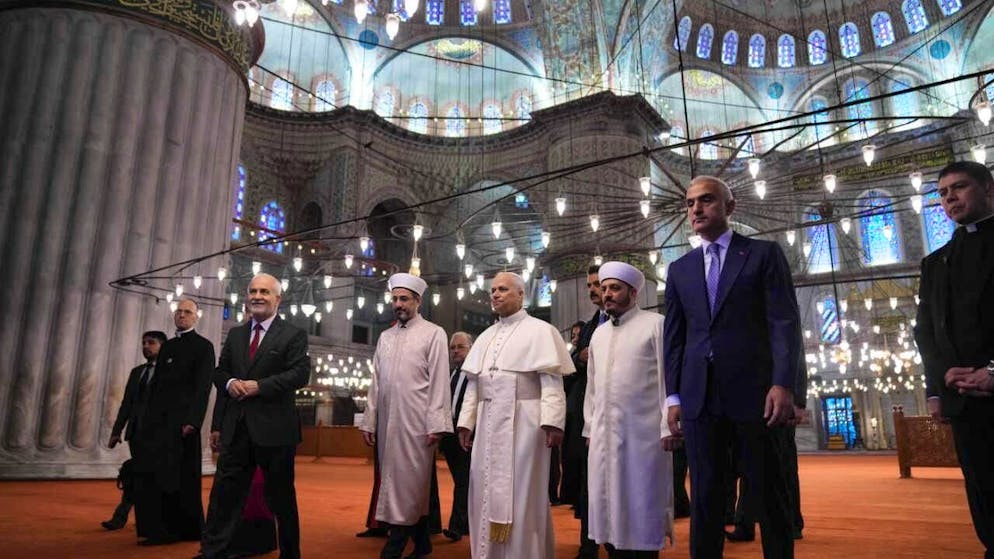 Pope Leo XIV (center) visits the Sultan Ahmet Mosque, also known as the Blue Mosque. Photo: Domenico Stinellis/AP/dpa