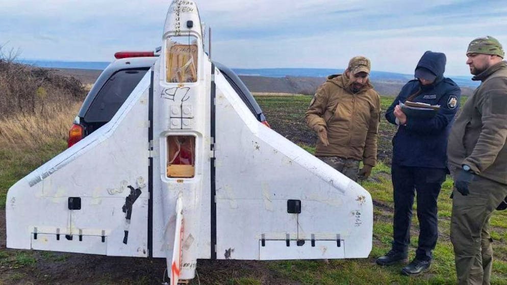 dpatopbilder - HANDOUT - Auf diesem von der moldauischen Polizei am Dienstag, den 25. November 2025, veröffentlichten Bild inspizieren Polizeibeamte eine Drohne in dem Dorf Cuhurestii de Jos im Norden Moldaus. Die Republik Moldau, auch Moldawien genannt, grenzt an den Süden der Ukraine. Foto: Moldawische Polizei/AP/dpa - ACHTUNG: Nur zur redaktionellen Verwendung und nur mit vollständiger Nennung des vorstehenden Credits