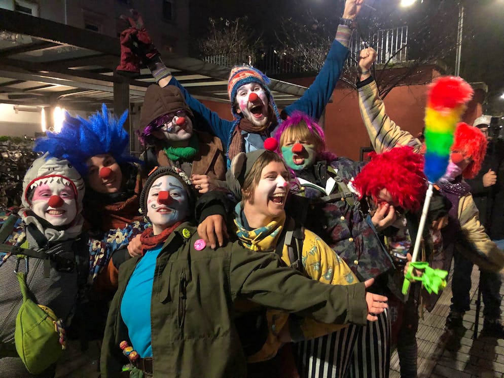 Blockaden und Demos: Massenprotest gegen AfD-Jugend beginnt - Gallery. Auch am Bahnhof versammelten sich Protestierende.