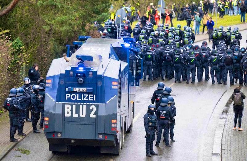 Blockades and demonstrations: mass protest against AfD youth begins - Gallery. Police officers and a water cannon block access for demonstrators near the assembly hall.