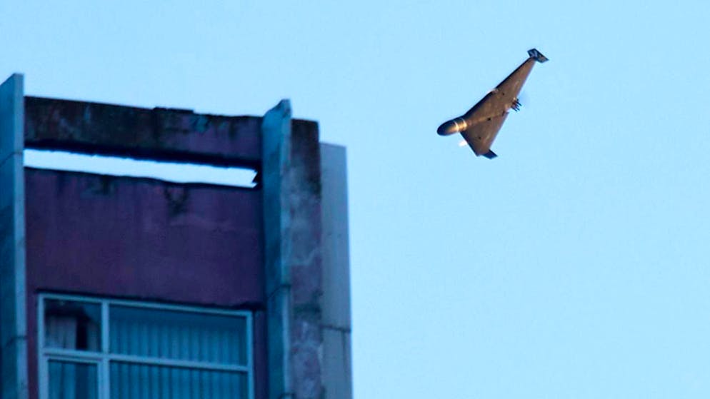 ARCHIV - Eine russische Drohne greift ein Gebäude während eines massiven russischen Raketen- und Drohnenangriffs in Kiew an. Foto: Efrem Lukatsky/AP/dpa