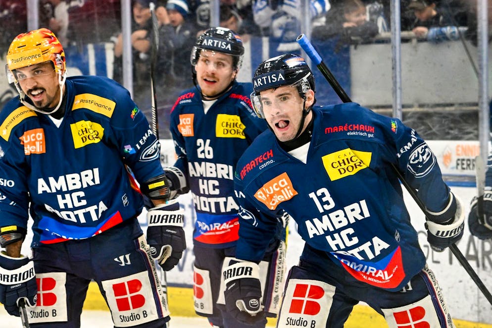 Manix Landry (HCAP) a destra festeggia il suo gol, durante l'incontro con il Bienne