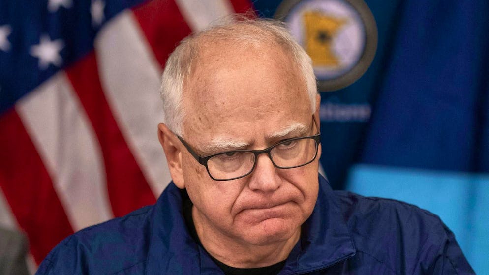 Un échange violent. Trump s'en prend à Tim Walz, qui questionne sa santé mentale