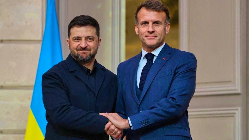 ARCHIVE - Ukrainian President Volodymyr Zelensky (l) and French President Emmanuel Macron shake hands after a joint press conference at the Élysée Palace. Photo: Sarah Meyssonnier/Pool Reuters via AP/dpa