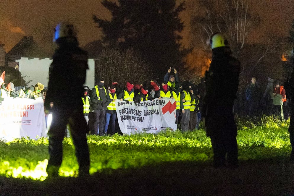 Blockaden und Demos: Massenprotest gegen AfD-Jugend beginnt - Gallery. Demonstrierende bezogen auf einem Feld in Heuchelheim bei Giessen Position.