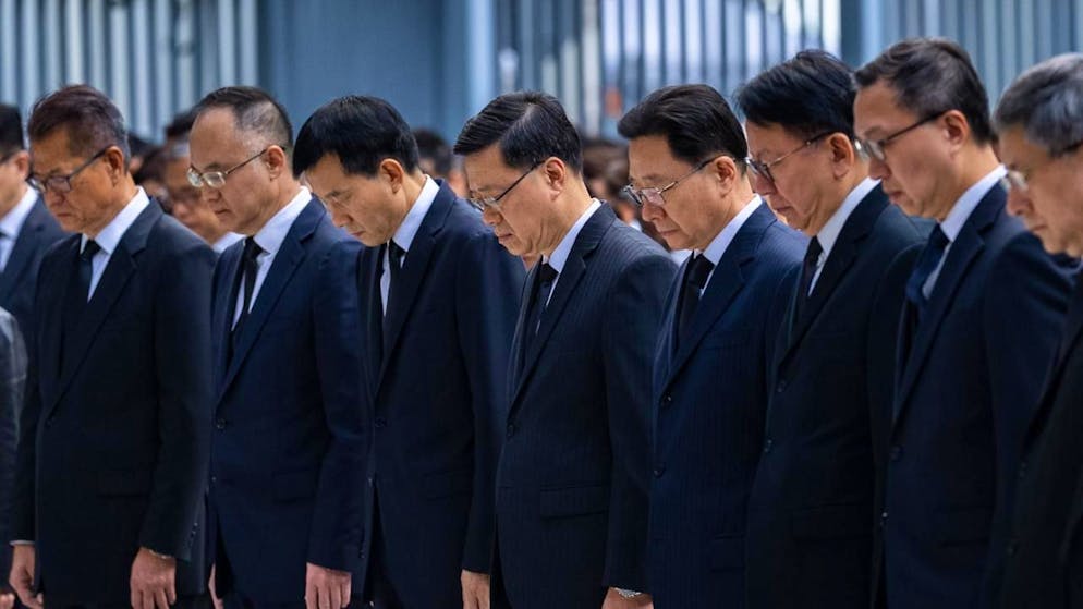 Hong Kong à l'heure du recueillement après l'incendie - Gallery. John Lee, au centre du cliché, et plusieurs ministres ont observé trois minutes de silence.