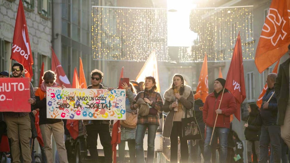 500 Personen demonstrieren im Tessin gegen Sparmassnahmen - Gallery. "Wir sind kein Kostenpunkt, wir sind die Gesellschaft!", steht auf einem Plakat von Demonstrierenden in Bellinzona. Hintergrund der Kundgebung sind erneute Sparmassnahmen der Tessinger Regierung.