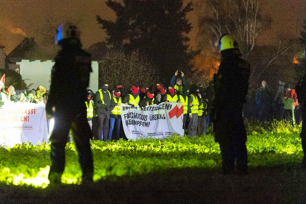 Blockades and demonstrations: mass protest against AfD youth begins - Gallery. Demonstrators took up position in a field in Heuchelheim near Giessen.