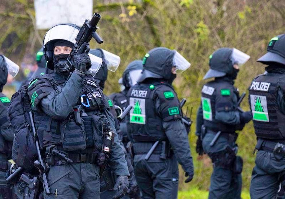 Blockades and demonstrations: mass protest against AfD youth begins - Gallery. Several thousand demonstrators protest against the founding of a new AfD youth organization on Saturday.