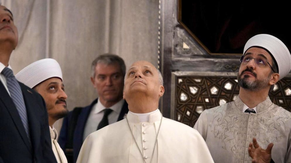 Le pape Léon XIV visite la mosquée bleue d'Istanbul.