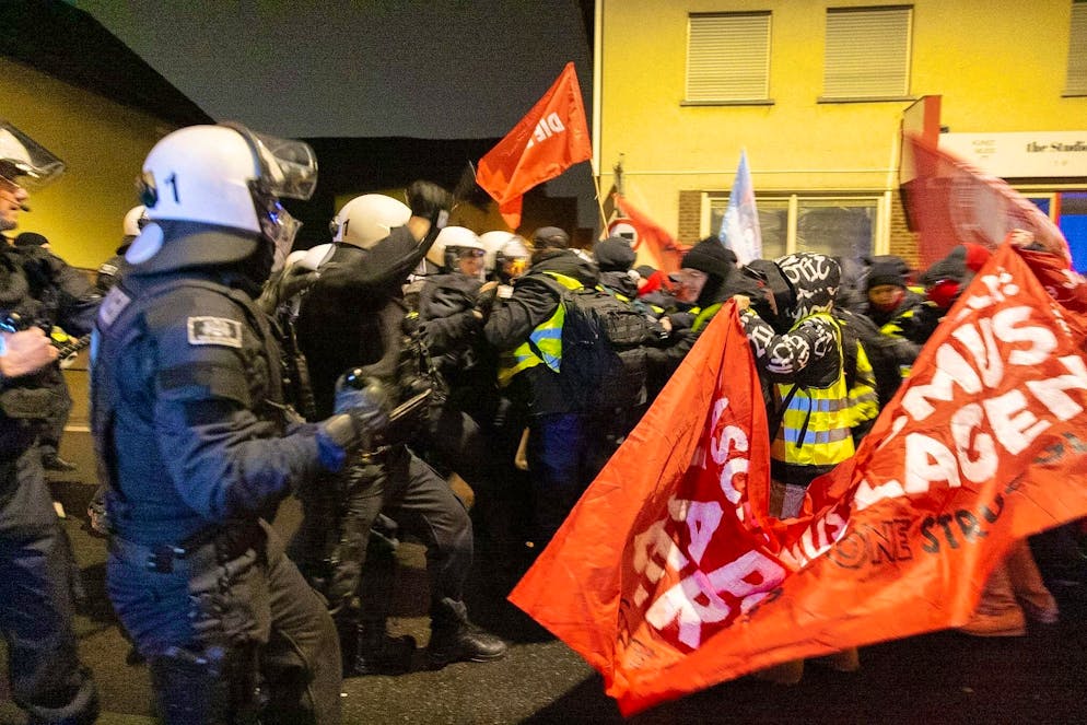 Blockades and demonstrations: mass protest against AfD youth begins - Gallery. There were clashes between demonstrators and police.