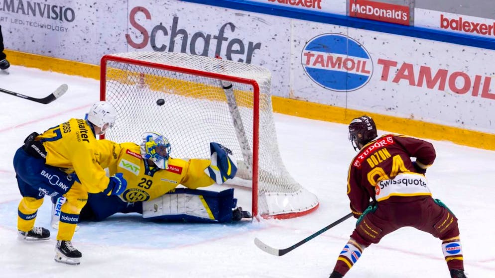 HCD-Goalie Sandro Aeschlimann lässt sich von Servettes Tim Bozon bezwingen