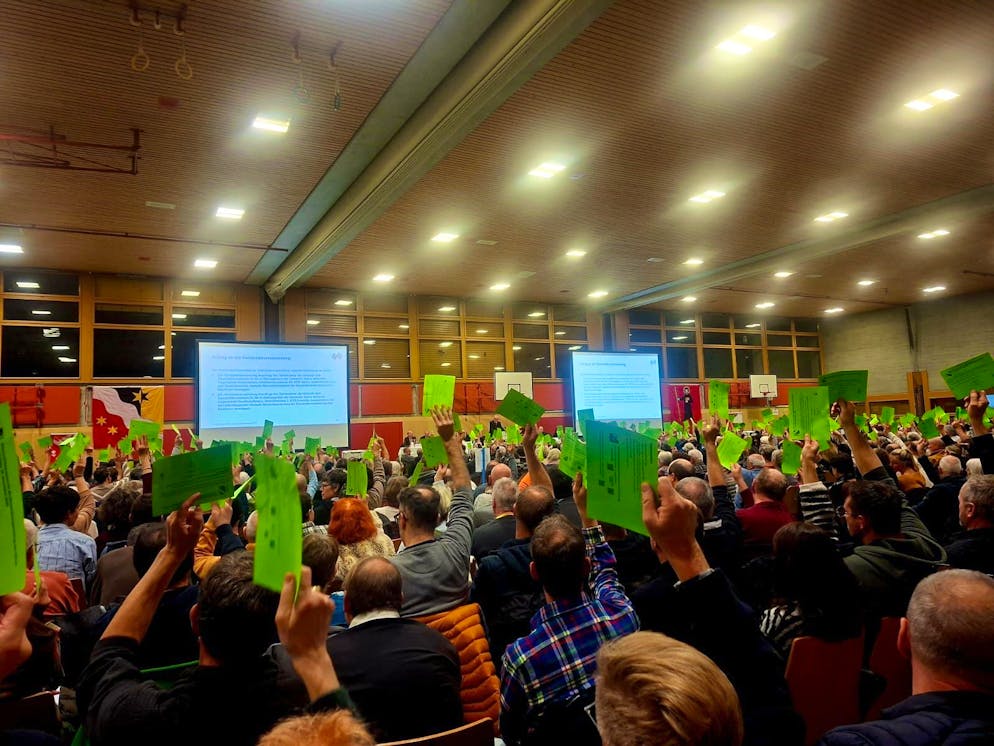 Glarus GV. Mit grünen Stimmzetteln geben die Bürger*innen ihre Zustimmung zum Ausdruck.