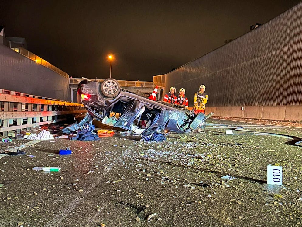 La voiture s'est finalement immobilisée sur le toit.