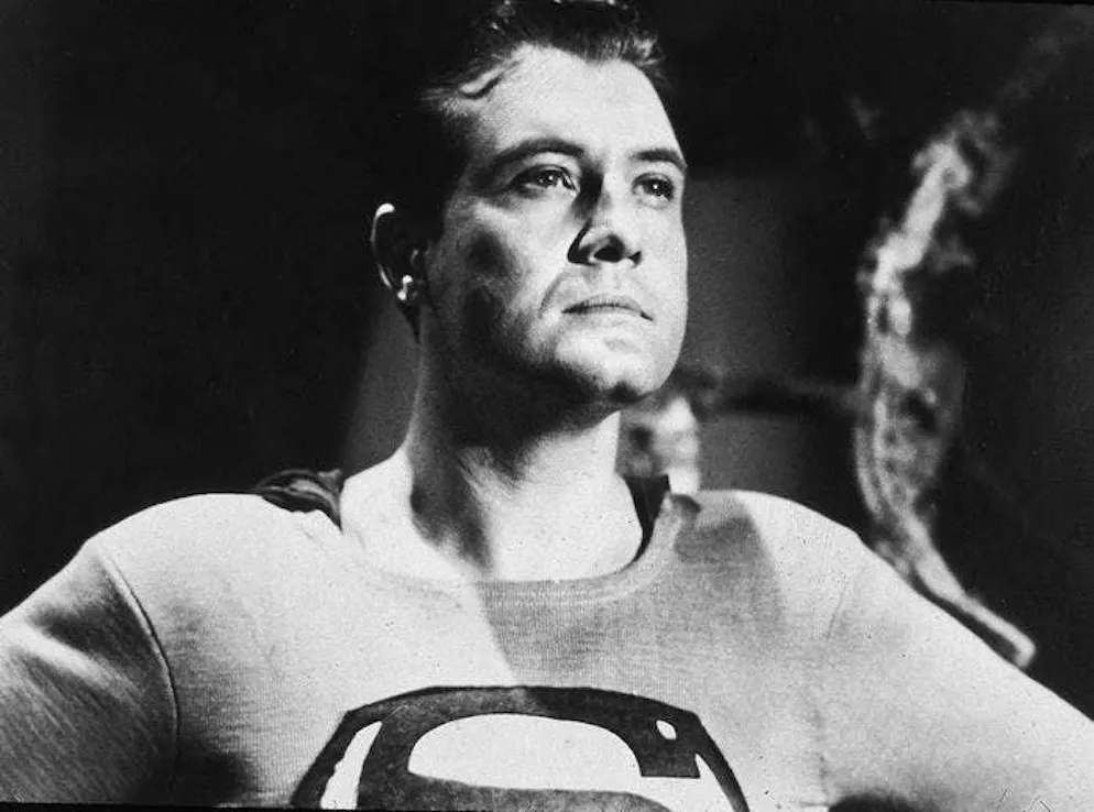Suicidio o no? L'attore di «Superman» George Reeves fu trovato morto nella sua casa nel 1959, con una ferita da arma da fuoco alla testa.
