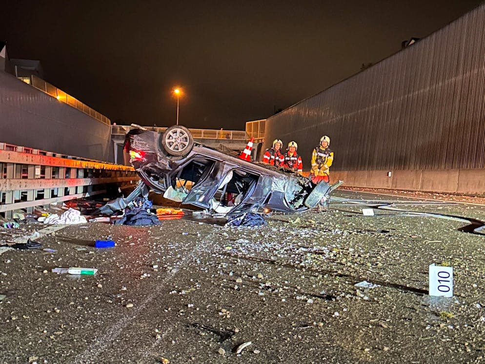 Das Auto kam letztlich auf dem Dach liegend zum Stillstand.