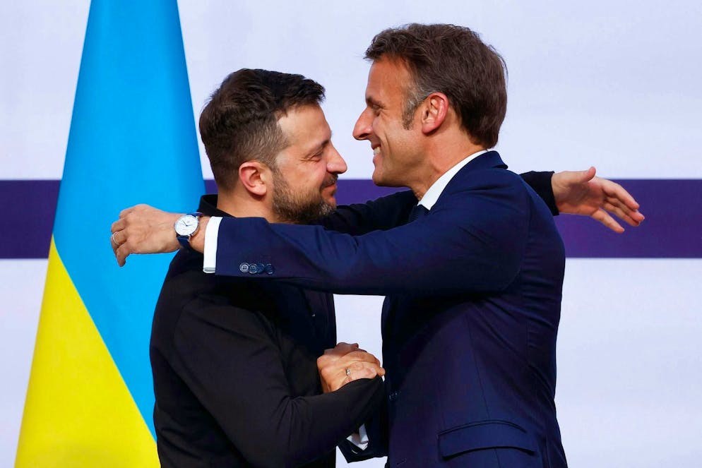 Ukrainian President Volodymyr Zelensky (l) meets with French President Emmanuel Macron in Paris.