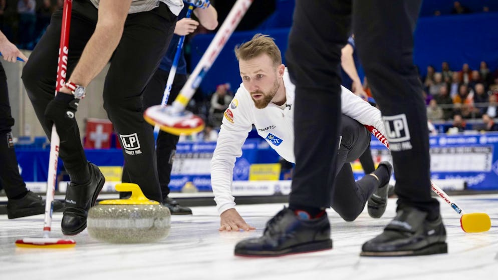 Les Suisses menés par le skip Yannick Schwaller (au centre) ont l'occasion de remporter leur premier titre européen. (Archives)