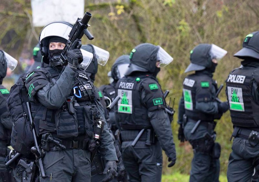 Blockaden und Demos: Massenprotest gegen AfD-Jugend beginnt - Gallery. Mehrere Tausend Demonstranten protestieren am Samstag gegen die Neugründung einer AfD-Jugendorganisation.