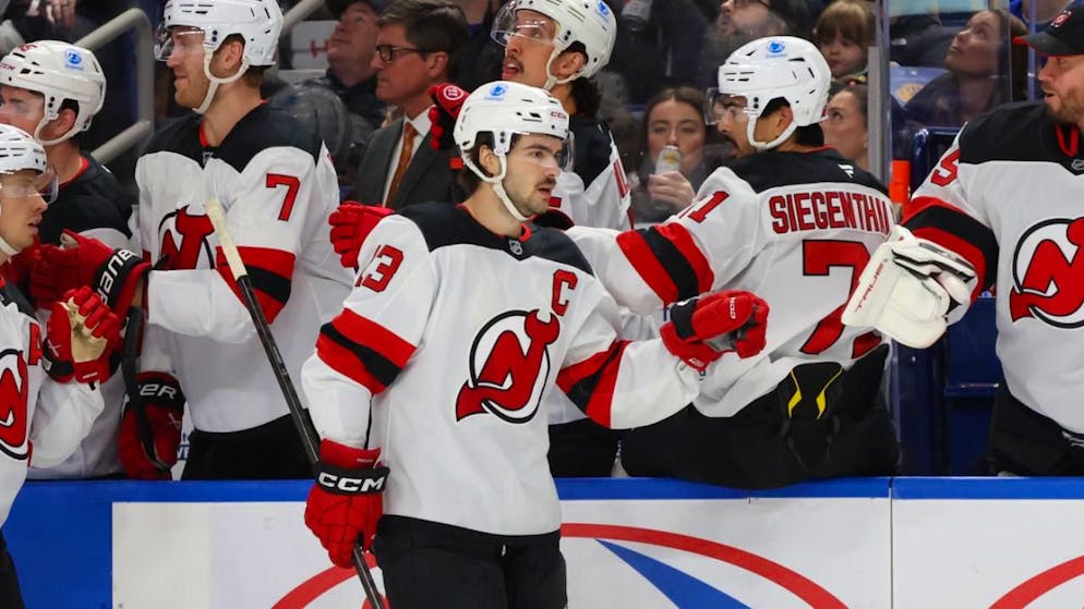 Im Hoch: Captain Nico Hischier lässt sich von seinen Teamkollegen im vierten Spiel in Folge für ein Tor gratulieren