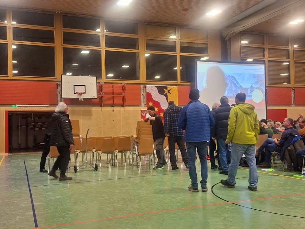 Glarus GV. Weil mehr Leute als erwartet gekommen sind, müssen zusätzliche Stühle aufgestellt werden.