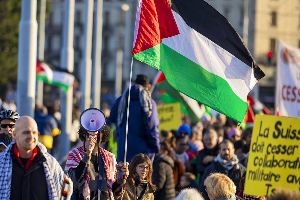 Après avoir traversé le pont du Mont-Blanc, le cortège est remonté jusqu'à la gare pour rejoindre la place des Nations.