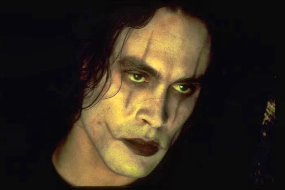Brandon Lee è morto a soli 28 anni: ancora oggi, molti non credono che si sia trattato di un incidente sul set cinematografico, ma sospettano che sia stato un atto di vendetta da parte della mafia cinese.