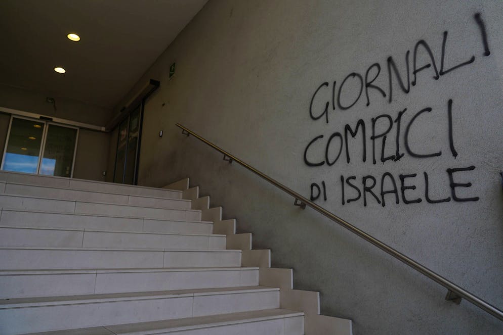 Des photos publiées sur le site du journal montrent les murs de la rédaction et du bâtiment tagués des messages «Fuck stampa», «Free Palestine» ou encore «Giornali complici di Israele» ("Les journaux complices d'Israël"). 