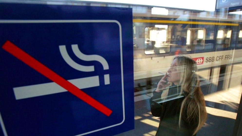 Ferrovie. 20 anni fa le FFS vietavano le sigarette sui treni, oggi dove si può fumare?