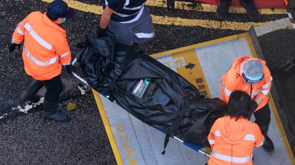 Hong Kong à l'heure du recueillement après l'incendie - Gallery. Des dizaines de personnes sont encore portées disparues à Hong Kong.