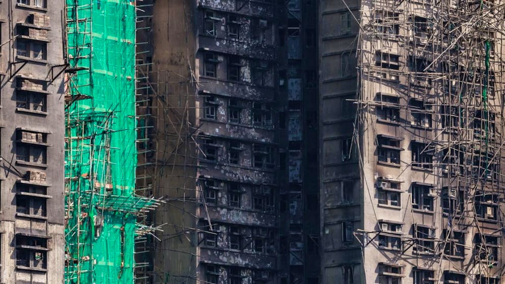 Hong Kong à l'heure du recueillement après l'incendie - Gallery. Le combat contre les flammes s'est achevé vendredi matin après 10h00 dans les huit immeubles de 31 étages du complexe de Wang Fuk Court.