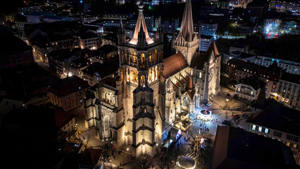 Una veduta aerea della cattedrale con le nuove luci.