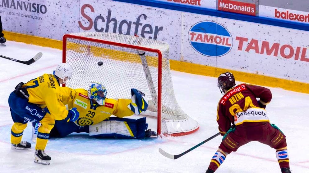 HCD goalie Sandro Aeschlimann is beaten by Servette's Tim Bozon