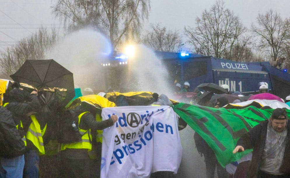 Blockades and demonstrations: mass protest against AfD youth begins - Gallery. The police also used water cannons to block the protests against the new AfD youth organization in Giessen.