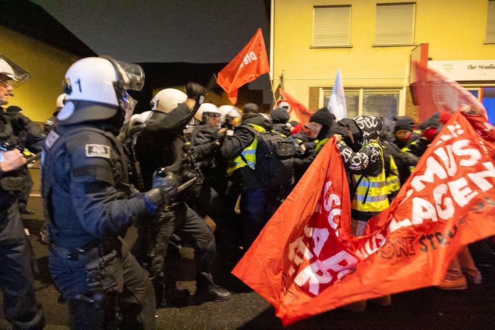 Blockaden und Demos: Massenprotest gegen AfD-Jugend beginnt - Gallery. Es kam zu Zusammenstössen von Demonstranten und Polizei.