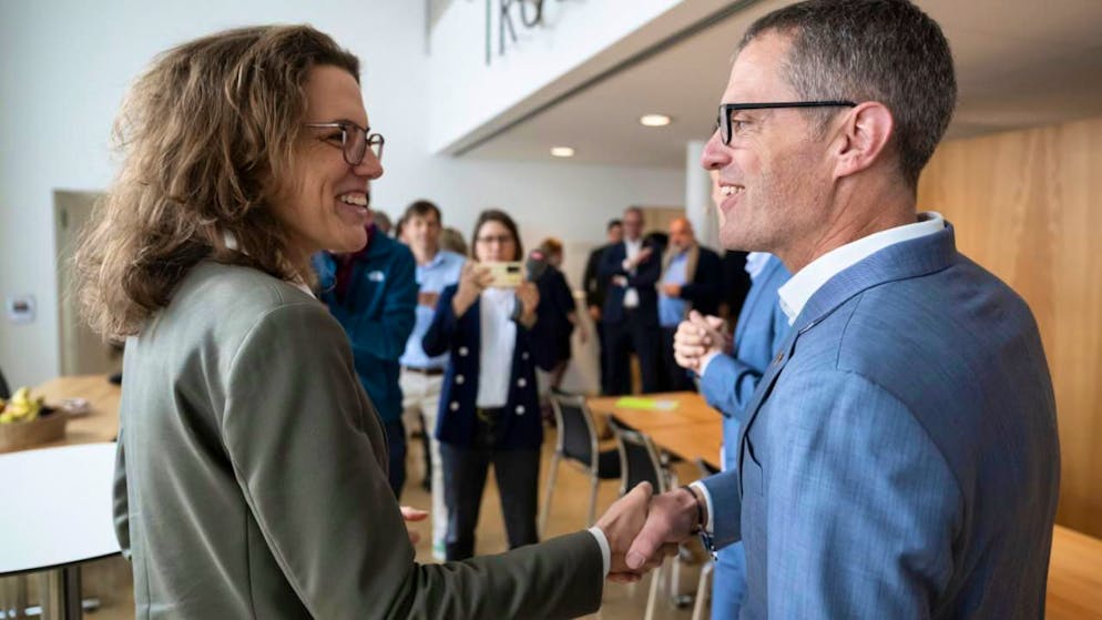 Sabine Bucher (PVL) si congratula con Markus Eigenmann (PLR)